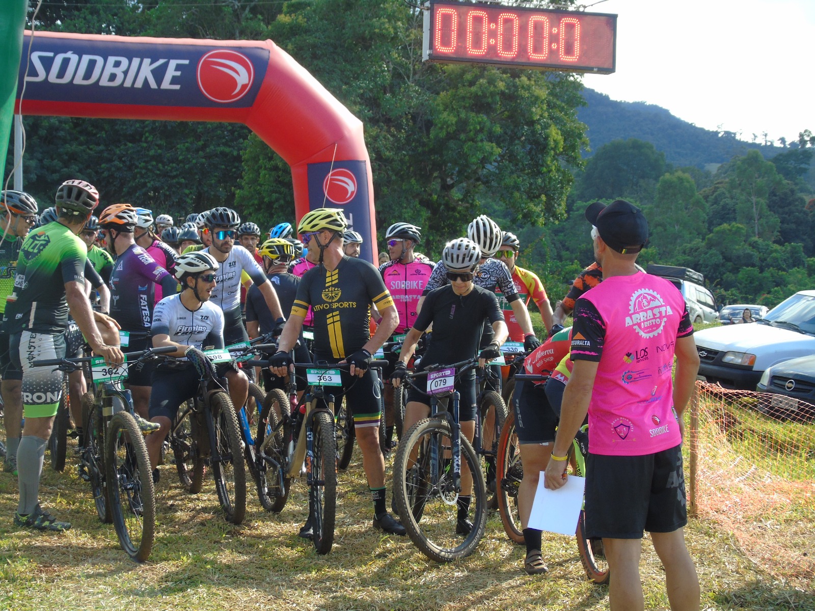Grupo pedalando na edição anterior do Arrasta o Resto
